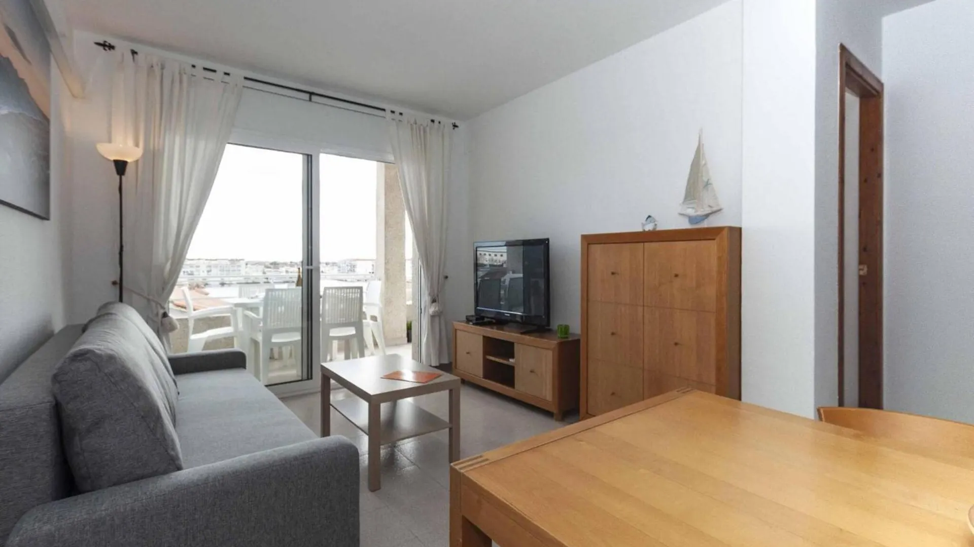 Apartment In Empuriabrava With Canal View