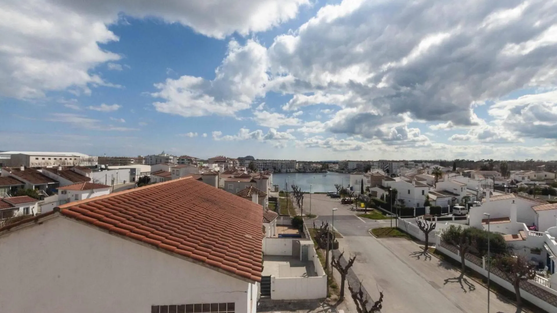 Apartment In Empuriabrava With Canal View