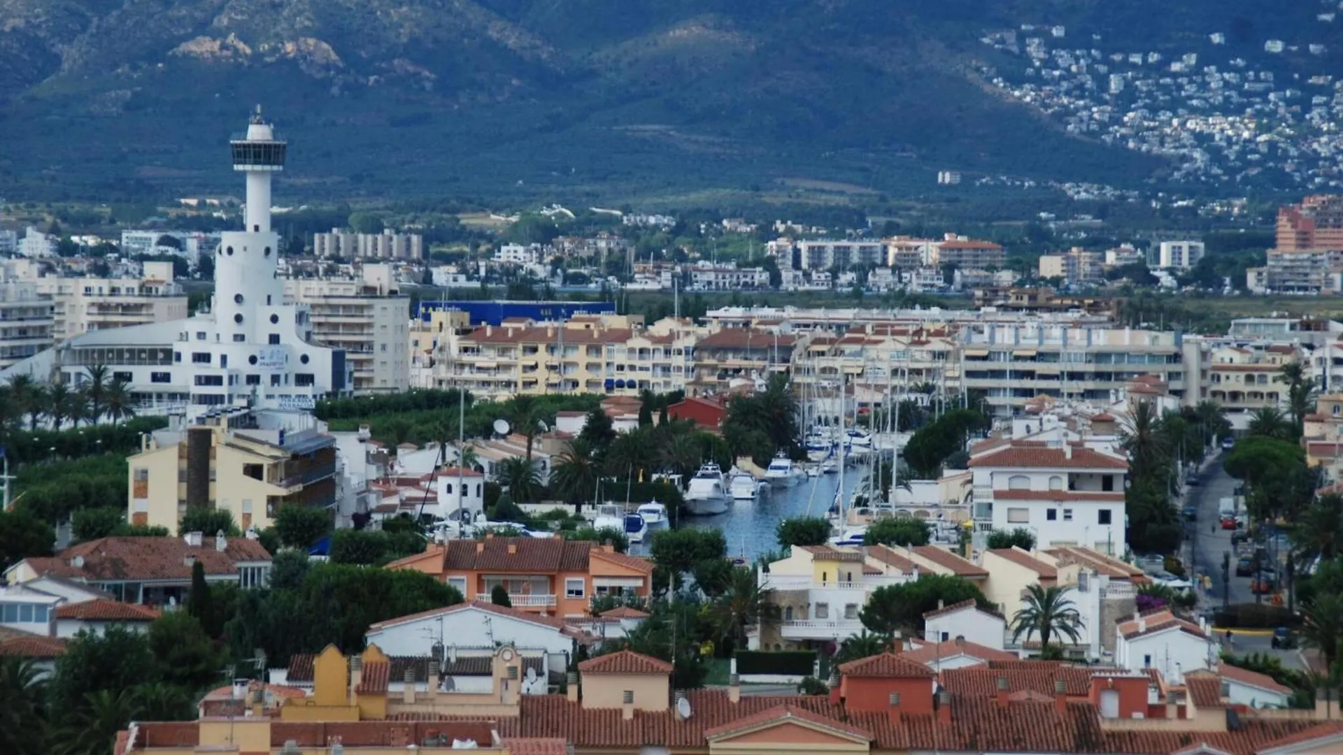 Apartment In Empuriabrava With Canal View