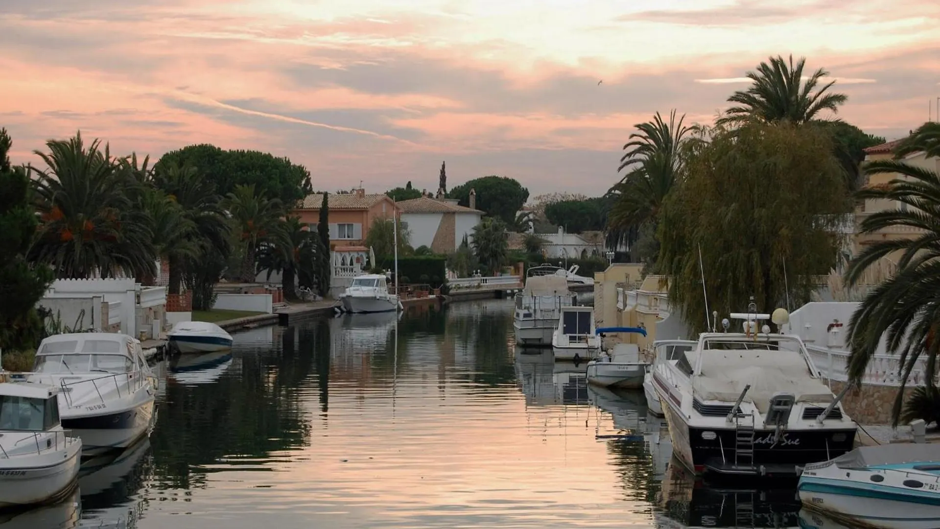 Apartment In Empuriabrava With Canal View