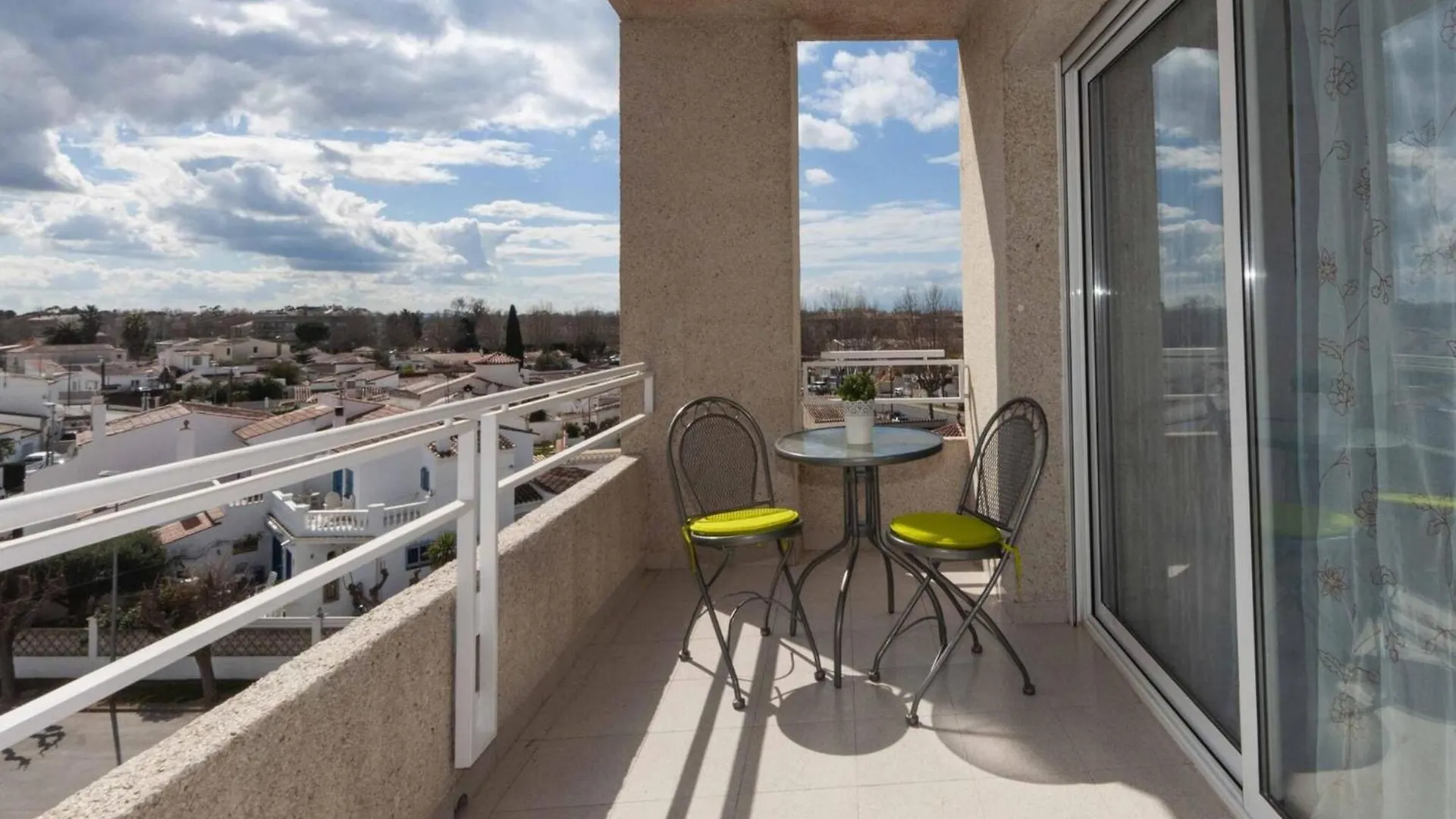 Apartment In Empuriabrava With Canal View