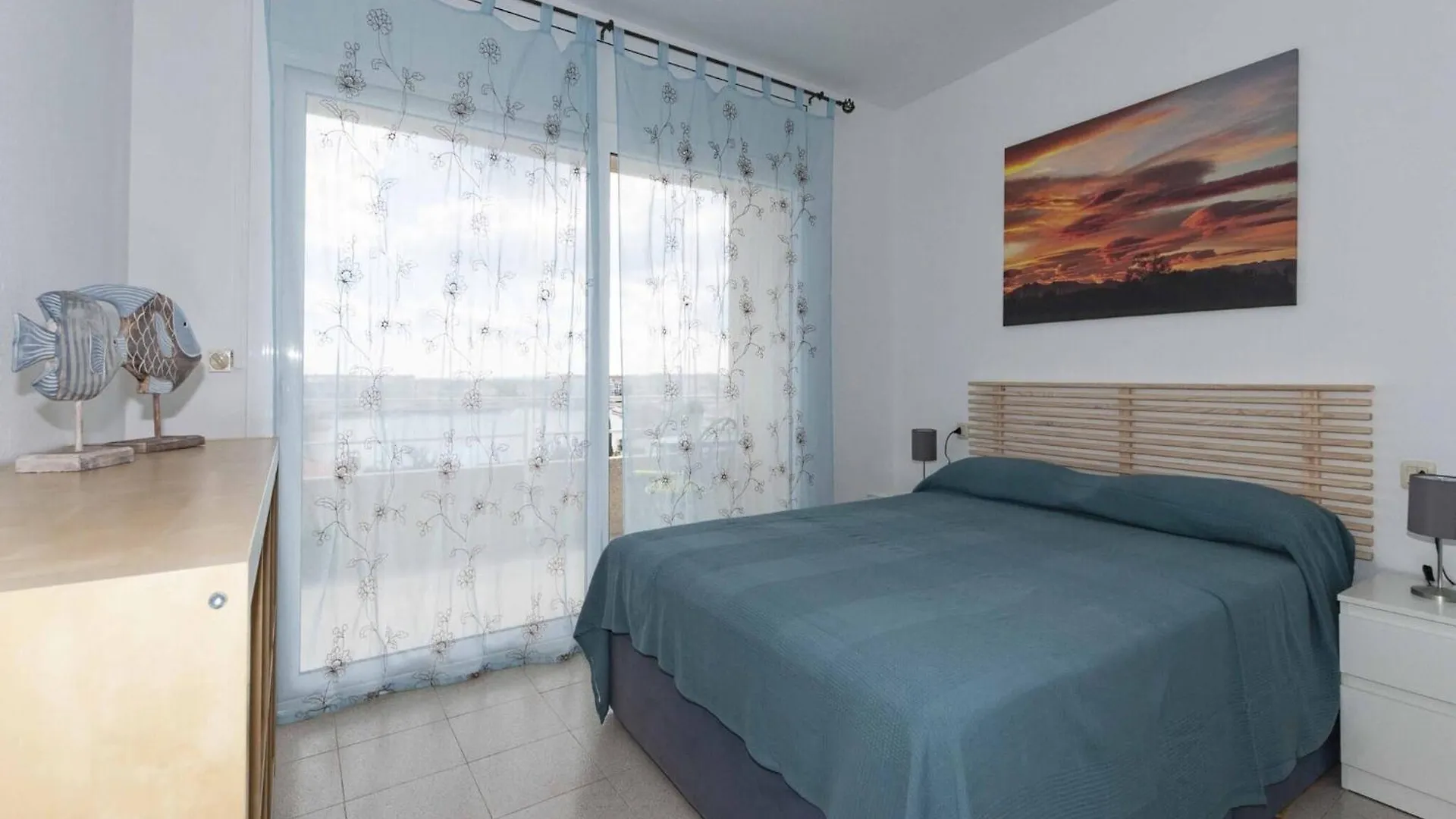Apartment In Empuriabrava With Canal View