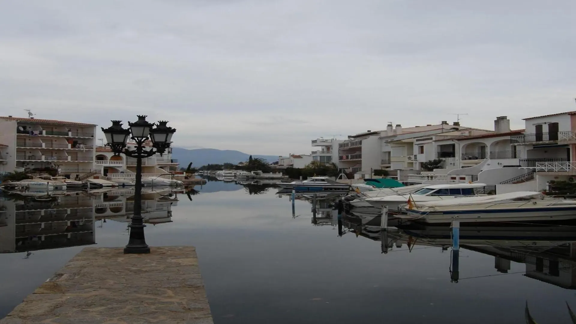 Apartment In Empuriabrava With Canal View