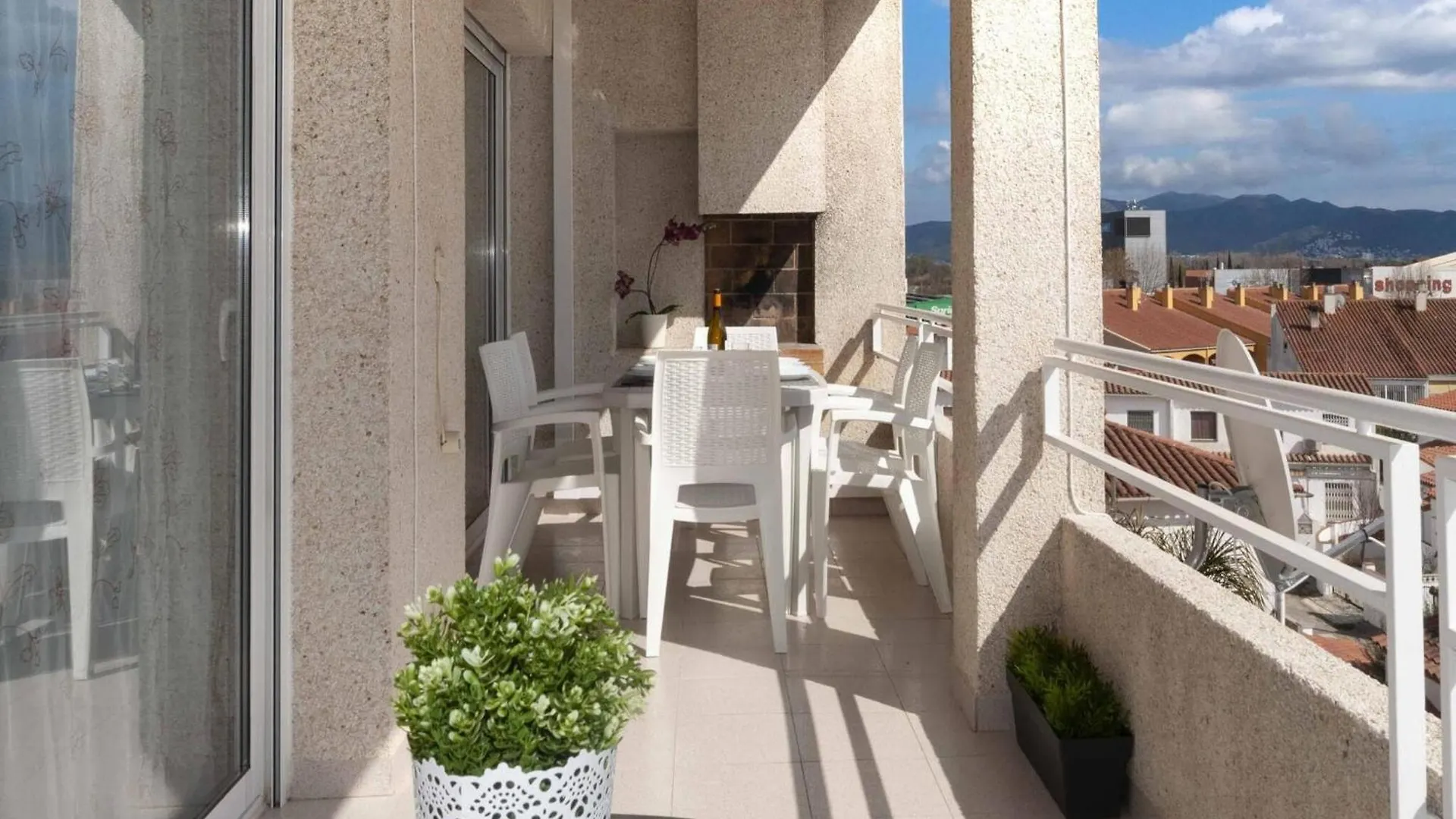 Apartment In Empuriabrava With Canal View